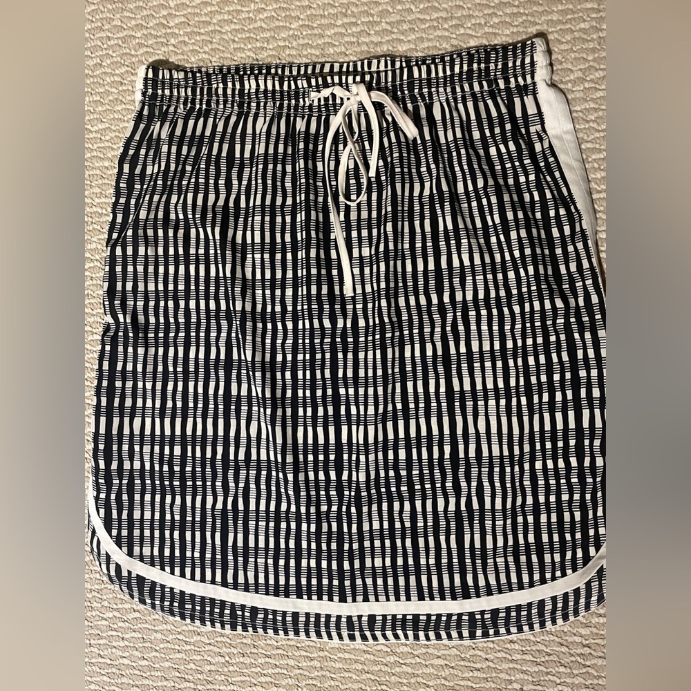 DKNYC Monochrome Geometric Design, non-wrinkle fabric Ladies L